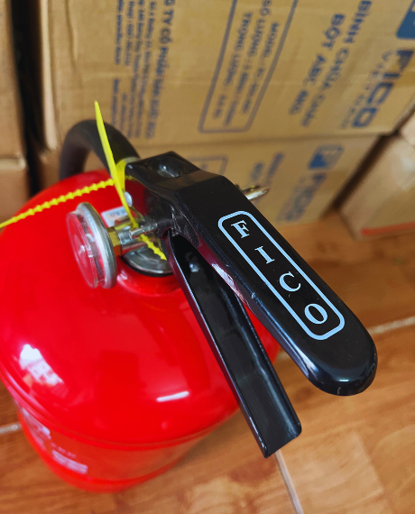 binh bot chua chay 4kg kiem dinh fico